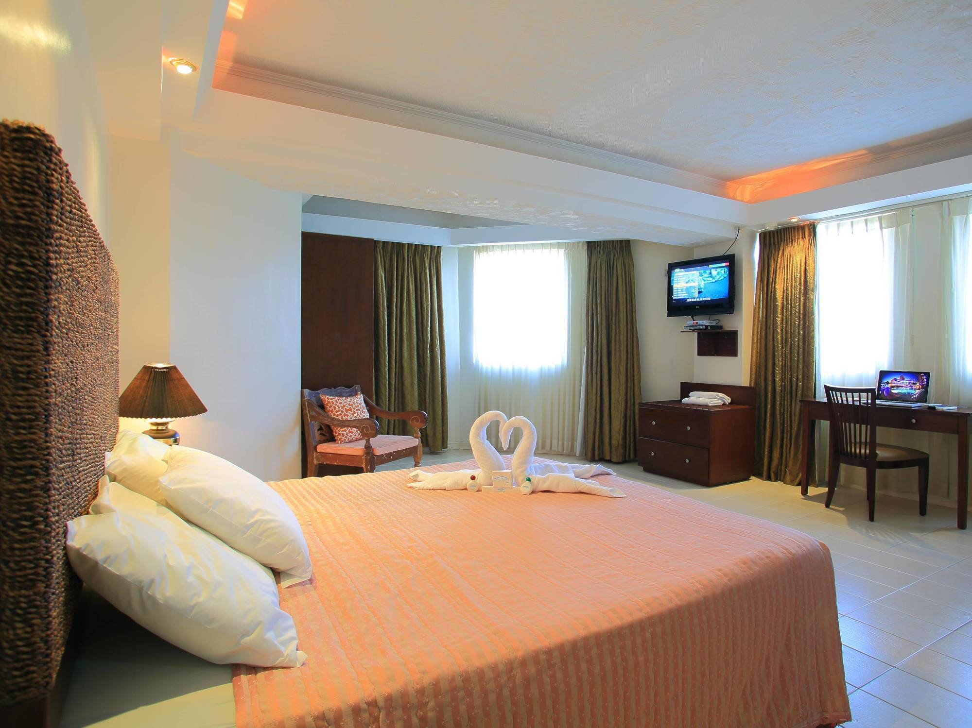 Wild Orchid Beach Resort Olongapo Eksteriør billede